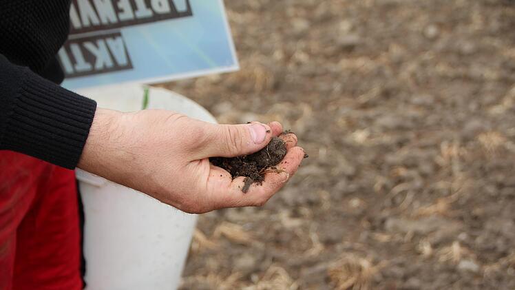 Noch ist die Erde zu feucht, um die Saatmischung auszubringen. Mirjam Stumpf