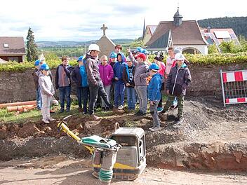 Viele Fragen hatten die Kindern an Bauleiter Christof Schuhmann vom Bauunternehmen Zehe . Foto: Manfred Mellenthin