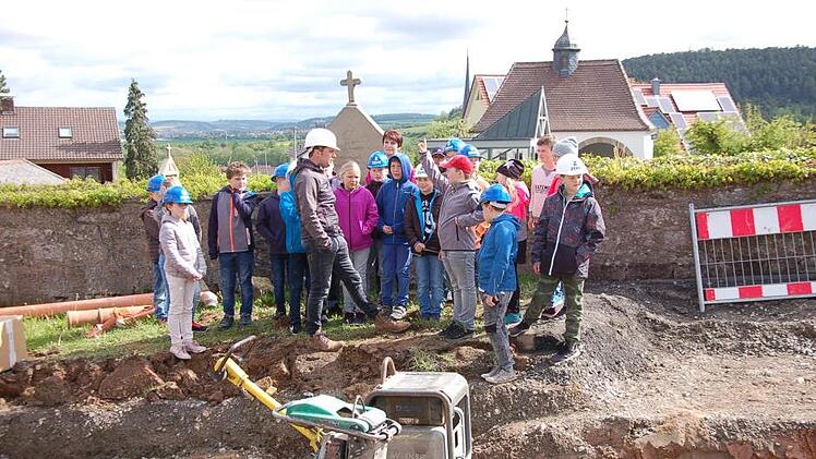 Viele Fragen hatten die Kindern an Bauleiter Christof Schuhmann vom Bauunternehmen Zehe . Foto: Manfred Mellenthin