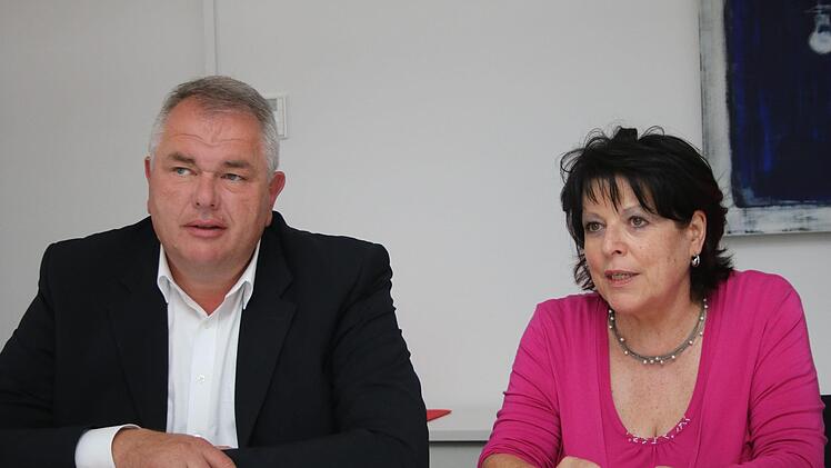 Der Vorsitzende des Kulmbacher IHK-Gremiums und Vizepräsident der IHK Oberfranken, Michael Möschel, sowie Hauptgeschäftsführerin Gabriele Hohenner.  Foto: Jürgen Gärtner