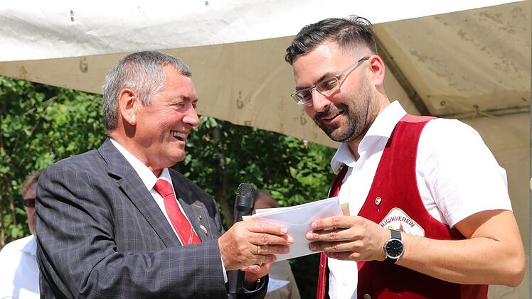 Erhard Hildner überreichte für jeden Verein einen gefüllten Umschlag. Foto: Klaus Klaschka