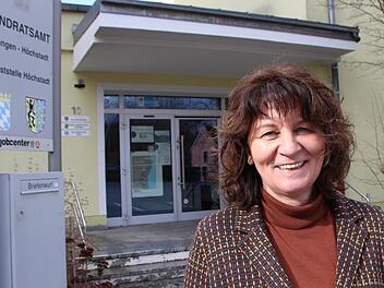 Martina Stamm-Fibich möchte aus dem Bundestag ins Landratsamt wechseln (hier vor der Höchstadter Dienststelle).  Foto: Andreas Dorsch