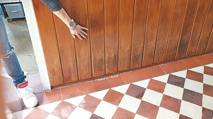 So hoch war das Wasser, zeigt Karina Moi.