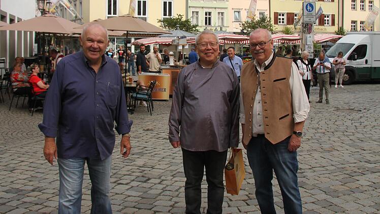 Bummel durch die Kulmbacher Innenstadt: Alfons L. Schunk mit dem mongolischen Botschafter Birvaa Mandakhbileg  und Kommunalpolitiker Lothar Seyfferth Foto: Sonny Adam