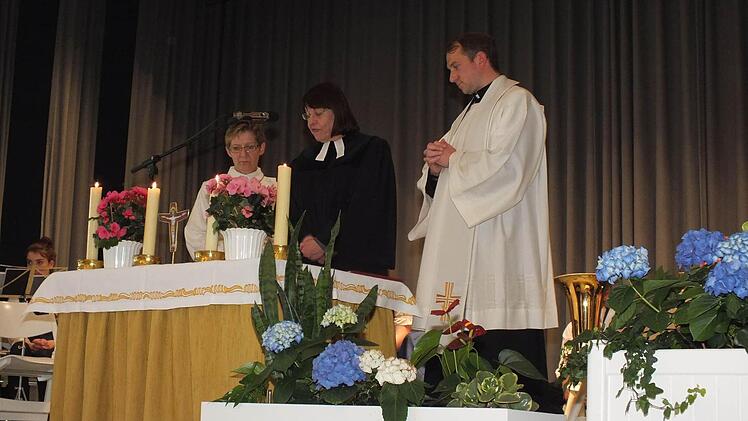 Gemeindereferentin Ursula Summa, Pfarrerin Christel Mebert und Pfarrer Michael Kubatko beim Gottesdienst.