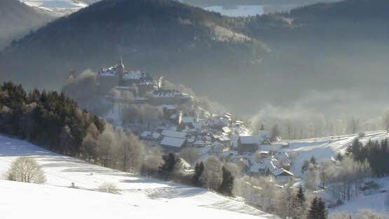 Über dem Ort thront die Burg Lauenstein  Foto: Archiv