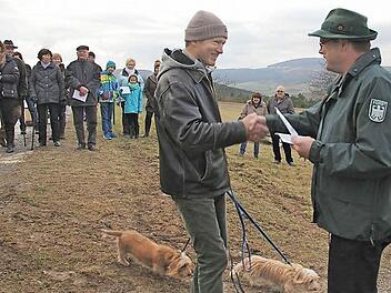 Dank für das Engagement zugunsten der Natur: Forstdirektor Gottfried Schwarz (rechts) dankt dem Baumpaten Jörg Schaffelke mit einer Urkunde.  Foto: Gerd Schaar