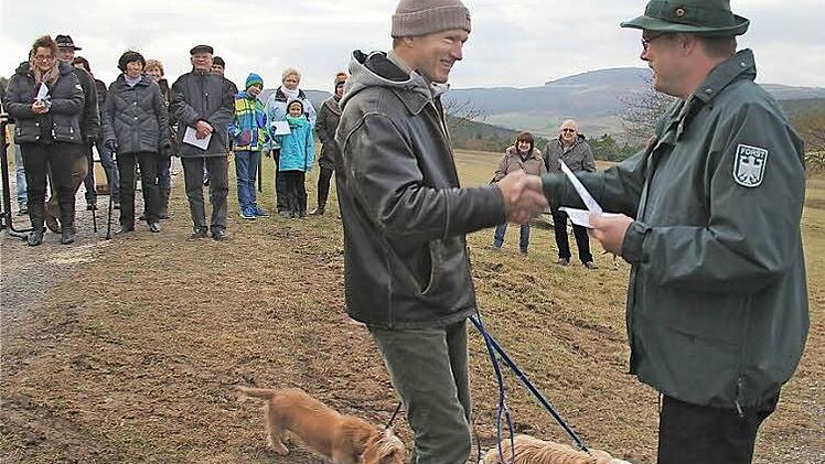Dank für das Engagement zugunsten der Natur: Forstdirektor Gottfried Schwarz (rechts) dankt dem Baumpaten Jörg Schaffelke mit einer Urkunde.  Foto: Gerd Schaar