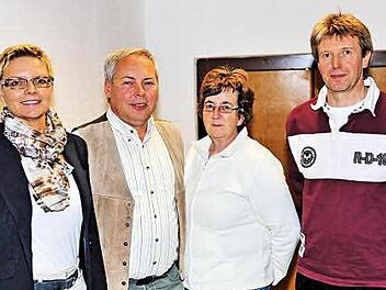 Vorsitzender des SPD-Ortsvereins Maßbach bleibt Manfred Hoffmann (Zweiter von links), Stellvertreter Edgar Schneider (rechts). Neu in dem Gremium ist Schriftführerin Birgit Hoffmann (Dritte von links). Mitglied im Ortsvereinsvorstand ist von Amts wegen die Bundestagsabgeordnete Sabine Dittmar (links).  Foto: Dieter Britz