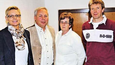 Vorsitzender des SPD-Ortsvereins Maßbach bleibt Manfred Hoffmann (Zweiter von links), Stellvertreter Edgar Schneider (rechts). Neu in dem Gremium ist Schriftführerin Birgit Hoffmann (Dritte von links). Mitglied im Ortsvereinsvorstand ist von Amts wegen die Bundestagsabgeordnete Sabine Dittmar (links).  Foto: Dieter Britz