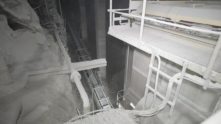 Ein 200 langes Förderband bringt das zermahlene Gestein nach oben ins Estrichwerk. Foto: Ronald Rinklef