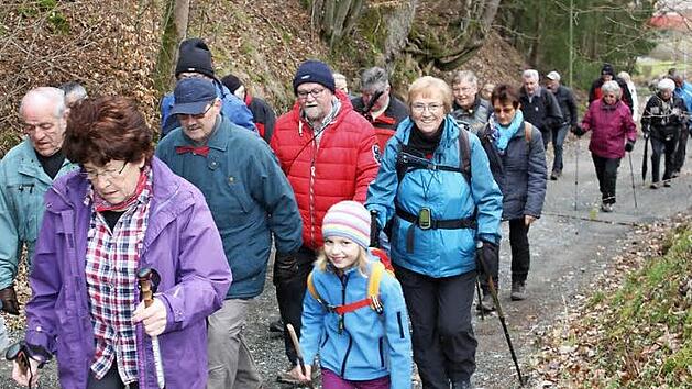 Die Wandergruppe Weismain beim Aufstieg zum Kordigast mit Anita Dauer (im blauen Anorak) Foto: E. Lutter