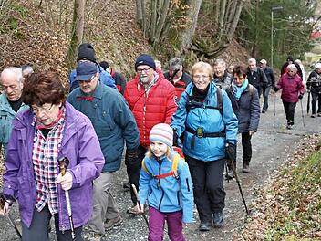 Die Wandergruppe Weismain beim Aufstieg zum Kordigast mit Anita Dauer (im blauen Anorak) Foto: E. Lutter