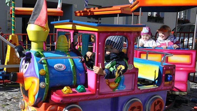 Für die Kinder wird beim diesjährigen Straßenfest in Haßfurt  viel geboten. Unter anderem lockt die Kindereisenbahn auf dem Marktplatz.