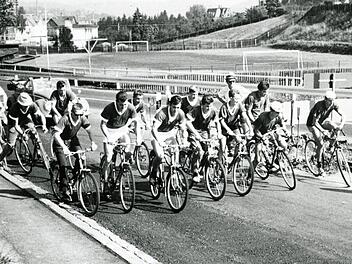 Hätten Sie's erkannt?  Unser Bild von 1960 zeigt die Bayreuther Straße mit dem damaligen Sportplatz des TSV 08; hinten links die Aral-Tankstelle und Auto Wiegmann.  Die Fußballer veranstalten hier ein Radrennen, das Walter Hofmann (rechts) gewann. Hinten mit Hut: 08-Präsident Hans Rausch (†). Foto: Archiv Stephan Tiroch