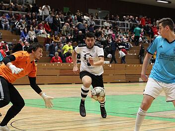Torraumszene aus dem Spiel zwischen dem TSC Bamberg (helles Trikot) und dem Kreisligisten SpVgg Stegaurach. Foto: spiortpress