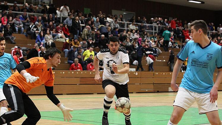 Torraumszene aus dem Spiel zwischen dem TSC Bamberg (helles Trikot) und dem Kreisligisten SpVgg Stegaurach. Foto: spiortpress