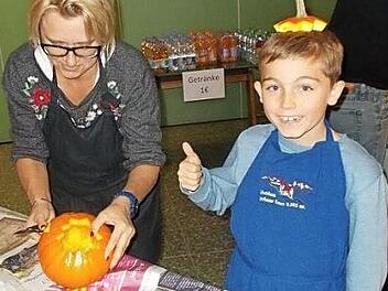 Viele K&uuml;rbisse wurden von den Familien bei einem gemeinsamen Abend in der Ganztagesschule SAM in Oerlenbach geschnitzt.  Foto: Petra Schramm