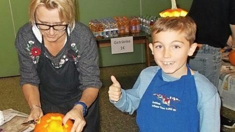 Viele K&uuml;rbisse wurden von den Familien bei einem gemeinsamen Abend in der Ganztagesschule SAM in Oerlenbach geschnitzt.  Foto: Petra Schramm