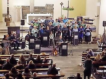 Bei seinem Adventskonzert in der St.-Michaelskirche in Redwitz stimmte der Chor "Spirit Voices" auf Weihnachten ein.  Foto: Spirit Voices