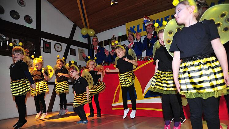 Stimmung pur  gab es bei der Sitzung der Klennewehmer Bisch&ouml;ff, hier beim Biene-Maja-Tanz der Kleinsten. Foto: Ewald Schlembach
