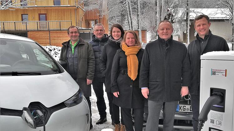 Gemeinsam mit Christine Pfaff (Bayernwerk, dritte von rechts) und Berghaus-Wirt Bernhard Oßner (links) nahm Landrat Thomas Bold (zweiter von rechts) die Elektro-Ladesäule am Berghaus Rhön in Betrieb. Foto: Sigismund von Dobschütz
