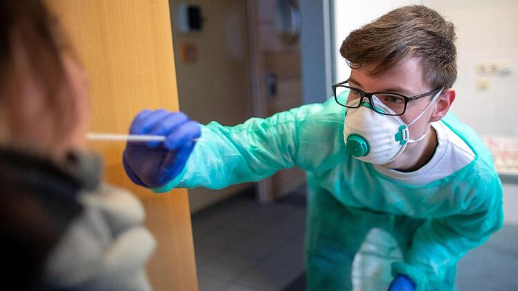 Wenn der Verdacht besteht, dass sich jemand mit dem Corona-Virus infiziert hat, wird ein Rachenabstrich gemacht und im Labor untersucht. Symbolbild: Jens Büttner/dpa-Zentralbild/dpa