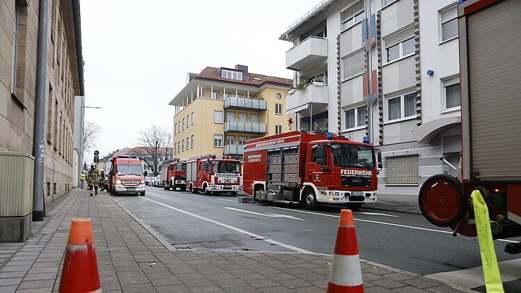 Feuerwehr und Rettungsdienst eilten zur Fürther Dienststelle der Autobahndirektion Nordbayern, weil Qualm aus den Kellerräumen drang.