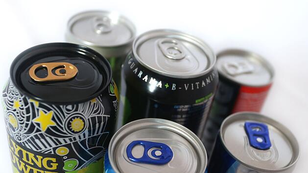 Jeden Tag Energy-Drinks trinken - mit welchen Anzeichen dein Körper reagiert