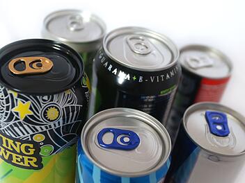 Jeden Tag Energy-Drinks trinken - mit welchen Anzeichen dein Körper reagiert