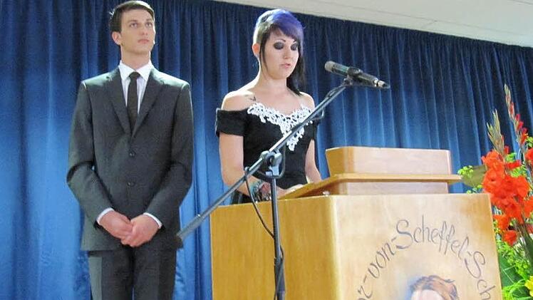 Abschiedsworte der Schüler sprechen Julius Jung und Katja Müller (10e): "Wir haben auch Teamwork und Toleranz gelernt."