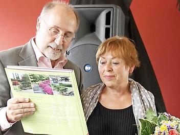 Nina Rubenbauer spendete 1000 Euro für den Hospizverein. Vorsitzender Peter Witton dankte für die Großzügigkeit. Foto: Sonja Adam