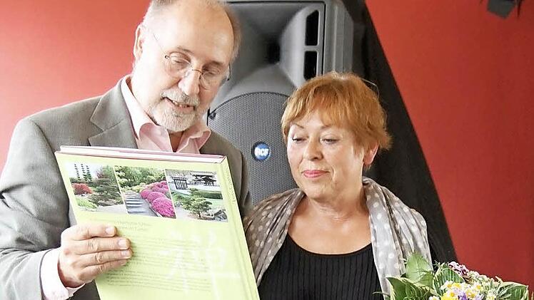 Nina Rubenbauer spendete 1000 Euro für den Hospizverein. Vorsitzender Peter Witton dankte für die Großzügigkeit. Foto: Sonja Adam