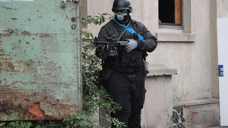 Ein Spieler eines anderen Airsoft-Teams aus dem blauen Team.