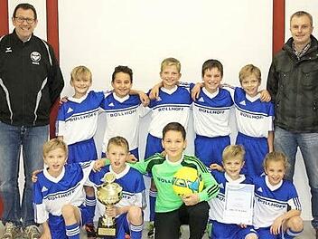 Die stolze Neufanger Meistermannschaft freut sich mit dem Trainer-Duo Bernd Haderlein (links) und Franz Fiedler über den Gruppensieg. Foto: privat