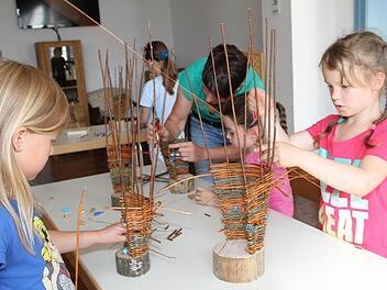 Unter der Anleitung von Flechtwerkgestalterin Gitti Klitzner (Zweite von links.) sind die Mädchen eifrig bei der Sache.  Fotos: Gerda Völk