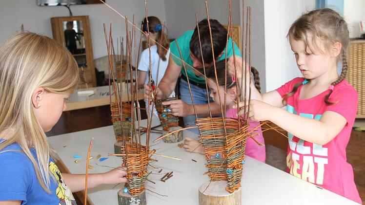Unter der Anleitung von Flechtwerkgestalterin Gitti Klitzner (Zweite von links.) sind die Mädchen eifrig bei der Sache.  Fotos: Gerda Völk