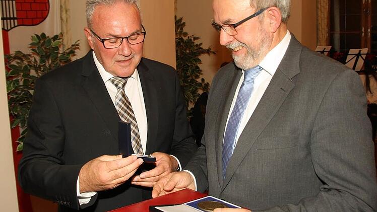 Thomas Leiner (links) übergibt die Bürgermedaille an Winfried Albert. Foto: Paul Ziegler