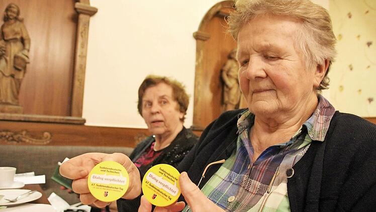 Anneliese Moritz zeigt die Anstecker für den Sudetendeutschentag im Mai. Fotos: Heike Beudert