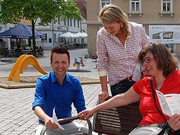 Sie sitzen bequem auf einer Flechtbank mit Rückenlehne (von links): Bürgermeister Andreas Hügerich, seine Stellvertreterin Sabine Rießner und Stadträtin Elke Werner. Foto: Andreas Welz