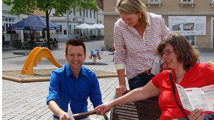 Sie sitzen bequem auf einer Flechtbank mit Rückenlehne (von links): Bürgermeister Andreas Hügerich, seine Stellvertreterin Sabine Rießner und Stadträtin Elke Werner. Foto: Andreas Welz
