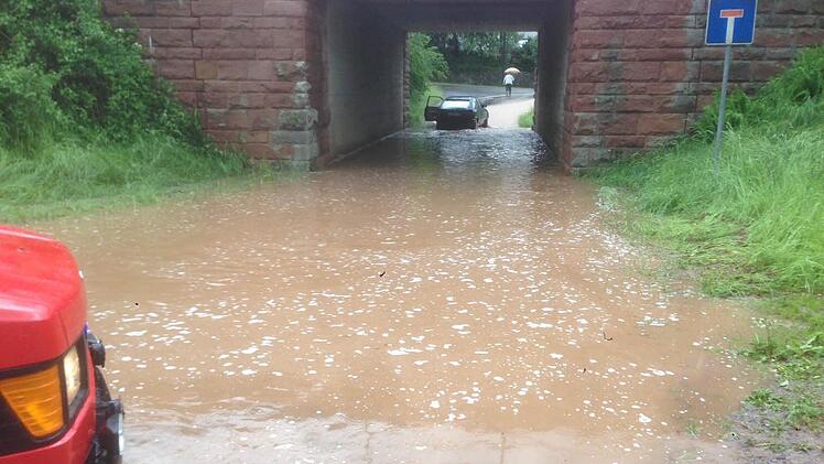 Für diesen Autofahrer wurde der Kohlgraben zur echten Sackgasse: Bei bis zu einem halben Meter Wasser auf der Straße ging der Motor aus. Foto: Feuerwehr Rupboden