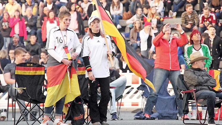 Es gab sie: die eingefleischten Fußballfans mit ihren Ausstattungen.