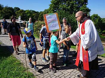 Pater Stanislaus Wentowski, Guardian des Klosters Kreuzberg, begrüßte die Teilnehmer der Kinderwallfahrt.  Foto: Marion Eckert