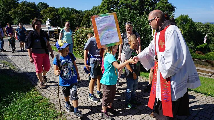 Pater Stanislaus Wentowski, Guardian des Klosters Kreuzberg, begrüßte die Teilnehmer der Kinderwallfahrt.  Foto: Marion Eckert