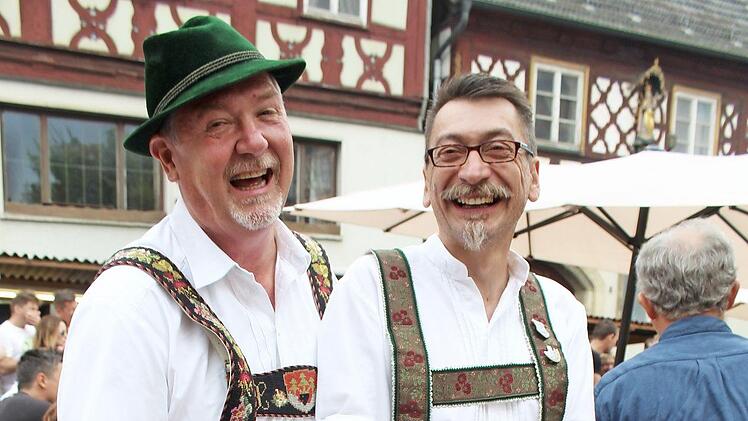 Zwei Originale in originaler Tracht: Hans Klotz und Harald Konietzko beim gemeinsamen Besuch des Bierbrauerfestes  Foto: Markus Häggberg