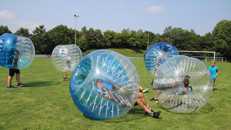 Der TSV Gestungshausen hat es den Besuchern ermöglicht, Bubble Soccer auszuprobieren. Vor allem bei Jungen kam das gut an. Foto: Cindy Dötschel