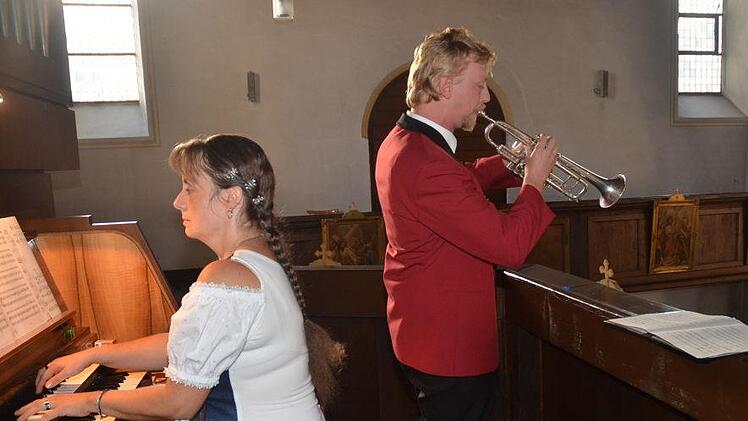 Karina Klaumünzner (Orgel) und Stefan Reuther (Trompete) sind in mehreren Chören aktiv. Sie  als Dirigentin und er als Sänger und Trompeter. Zugleich ist er  Vorsitzender beim GV Rothenkirchen.Foto: Karl-Heinz Hofmann