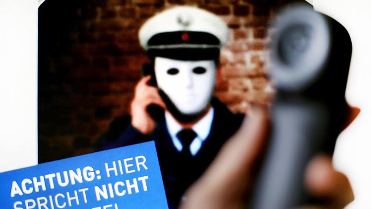 Mit vorgetäuschter Telefonnummer geben sich Gauner aktuell als Polizeibeamte am Telefon aus. Die "echte" Polizei warnt deshalb vor den Betrügern. Foto: Martin Gerten/dpa