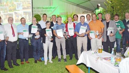 Die Hochkaräter wurden für 50-jährige Mitgliedschaft geehrt. Zweiter von links Vorsitzender Leonhard Welscher (Foto l.). Die Nachkriegsgeneration gehört schon seit 60 Jahren zum TSV. Mit im Bild, Bürgermeister, Schirmherr Rainer Detsch (rechts) und Vorsitzender Leonhard Welscher (4.v.r.). Im Hintergrund die beiden Moderatoren und Festausschussmitglieder Jürgen Weißerth (links) und Christian Schülein.